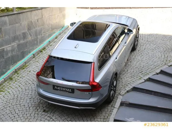 Volvo V90 Cross Country 2.0 D D5 Pro Image 2